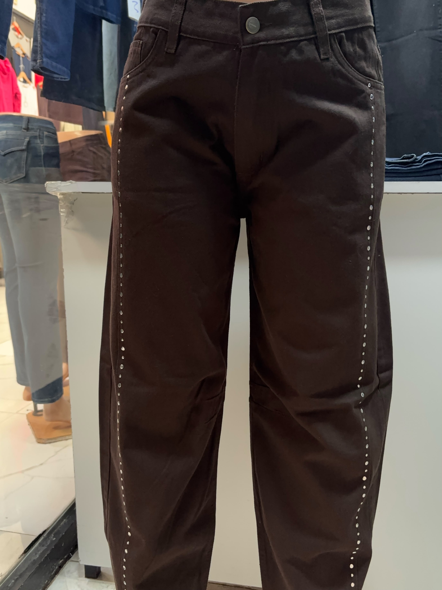 Baggy Chocolate con Tachas - Imagen 2