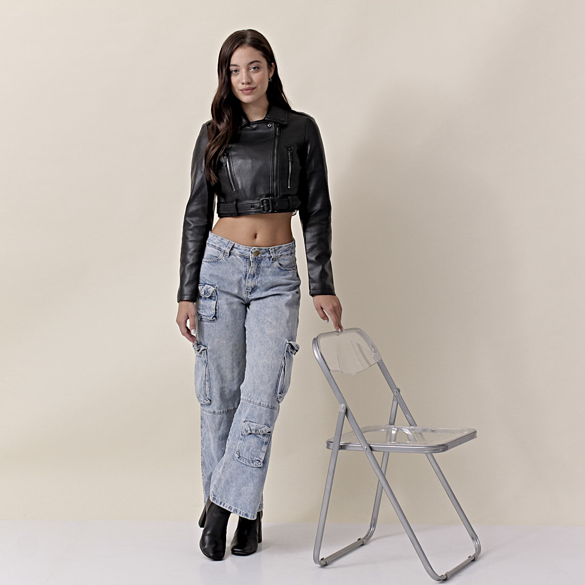 Camp Aura I Cortita Yd - Campera%20AURA%20con%20modelo%20(2).jpg