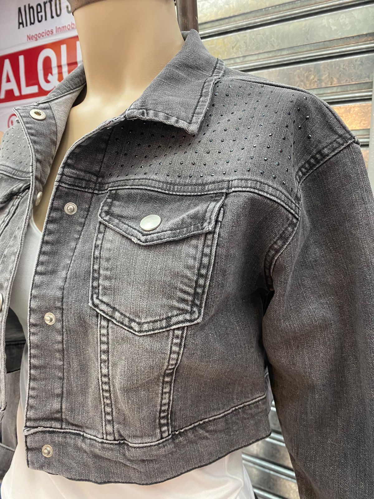 Campera Jean Corta Gris con Strass - WhatsApp%20Image%202026-02-25%20at%2011.10.16%20AM%20(1).jpeg