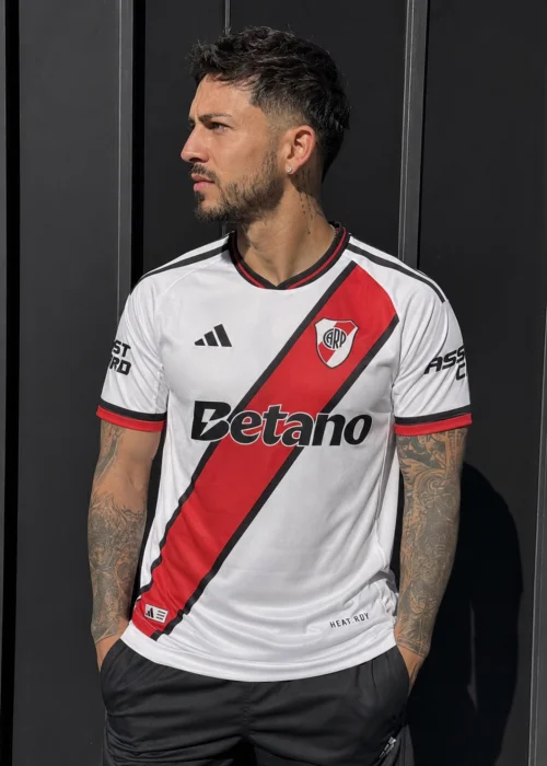 Camisera River 2026 Set de Poliéster Logo Bordado  Cuello Tejido