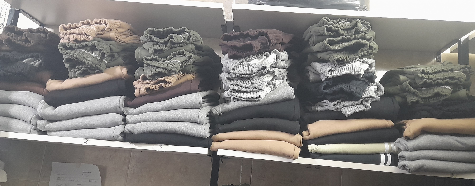 Joggins de Frisa Peinado con Puño - Imagen 3