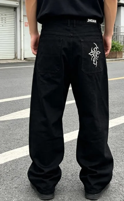 Baggy Negro Liso con Bordado en el Bolsillo