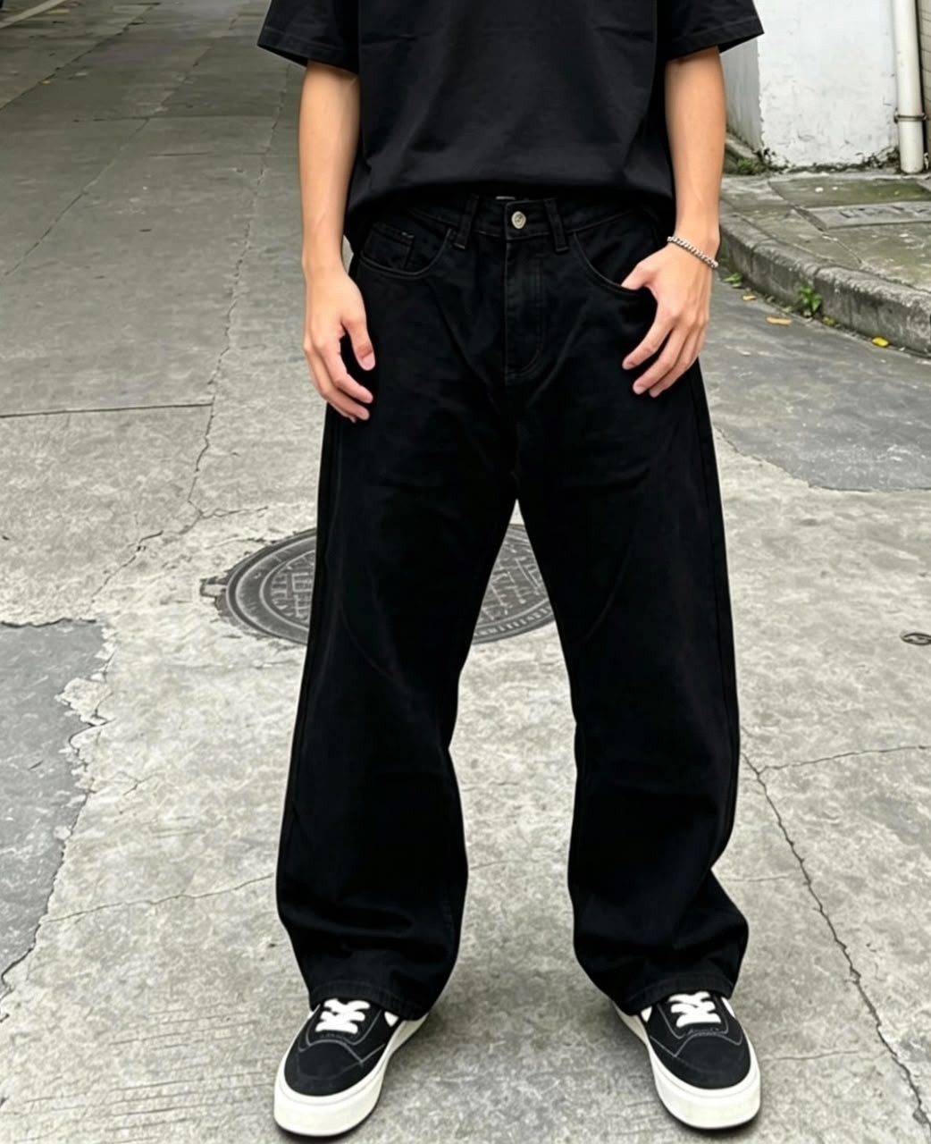 Baggy Negro Liso con Bordado en el Bolsillo - Imagen 2