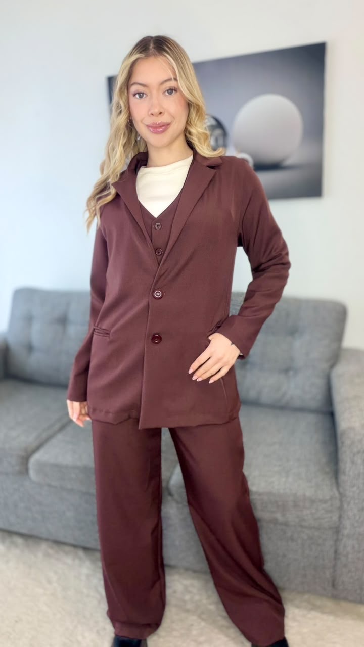 Conjunto Pantalone Chaleco y Blazer - 485eb7e3-6bec-4c2f-bdb9-7606afd69cf5.jpeg
