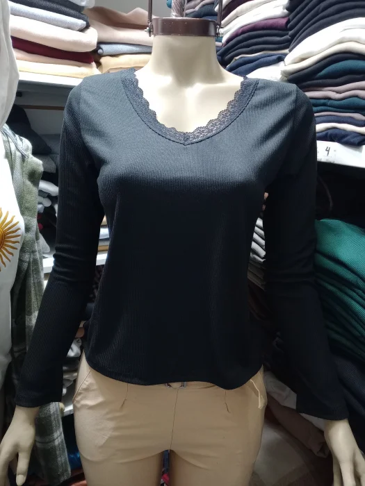 Remera Manga Larga Cuello V- Morley Soft con Puntilla Encaje