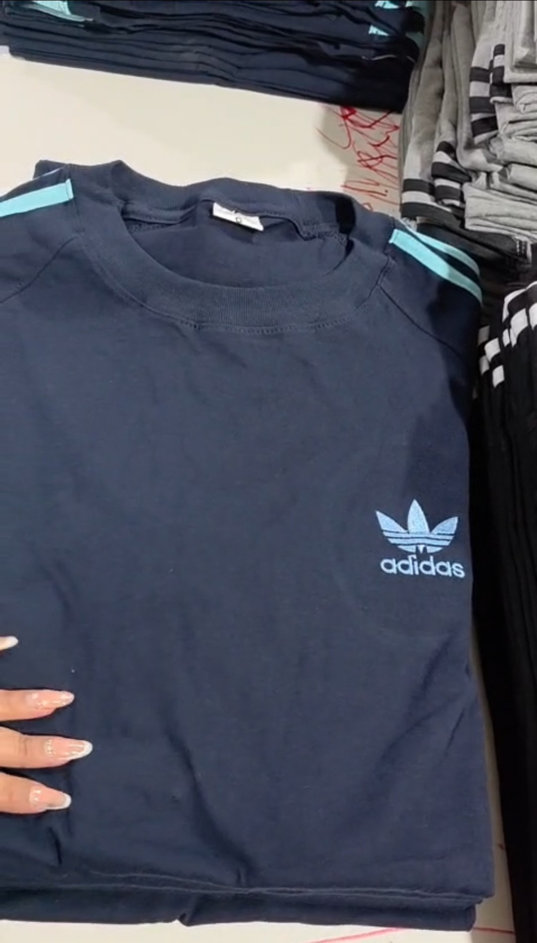 Remera Especial Bordado Adi - Imagen 2