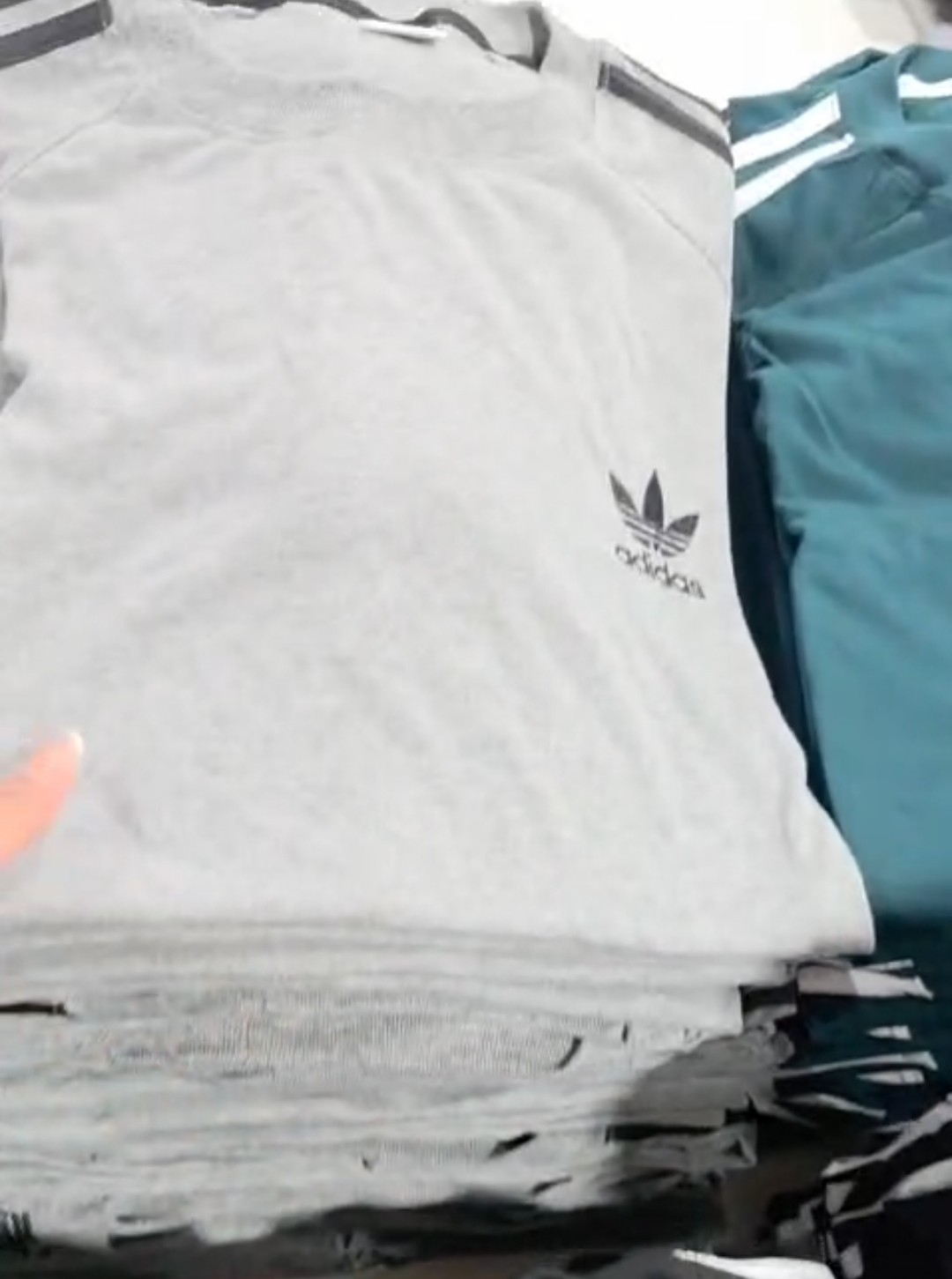 Remera Especial Bordado Adi - Imagen 2
