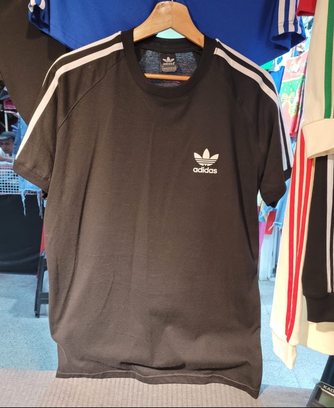 Remera Especial Bordado Adi - Imagen 3