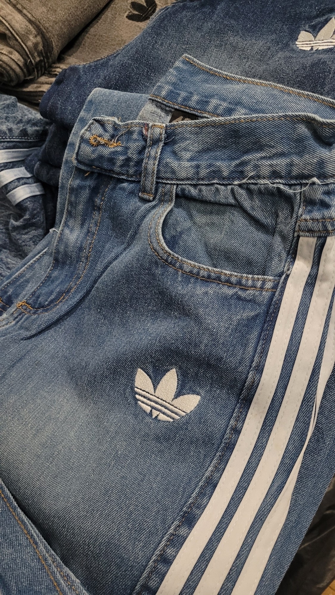 Jean Wide Leg Rigidos Adidas Bordado - Imagen 2