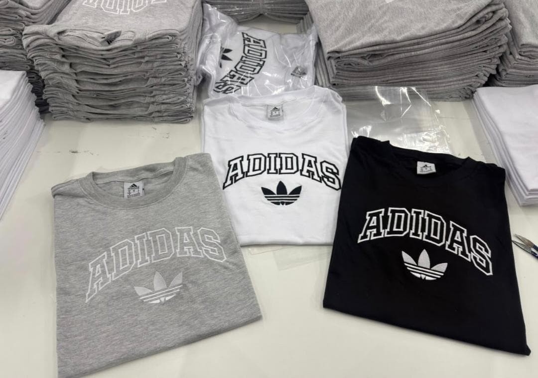Remera Adi Bordadas Premiun de Hombre - Imagen 3
