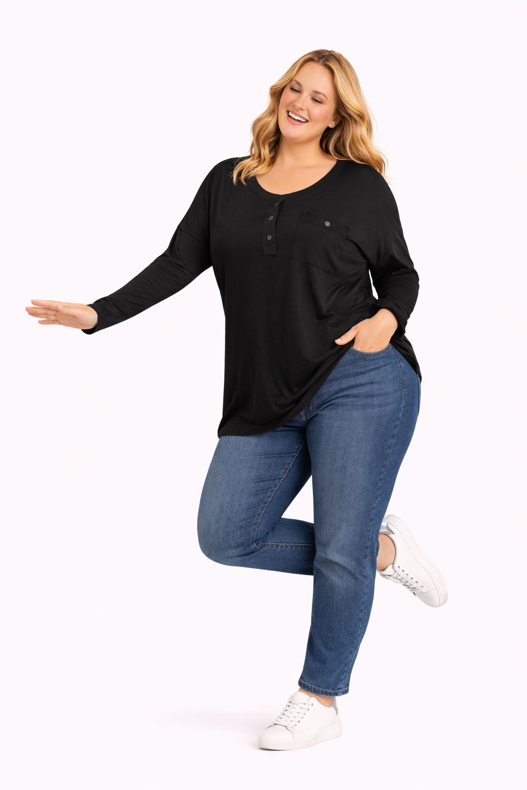 Remera Modal Topacio Manga Larga Talles Especiales - Mujer%20sonriente%20con%20estilo%20casual.png