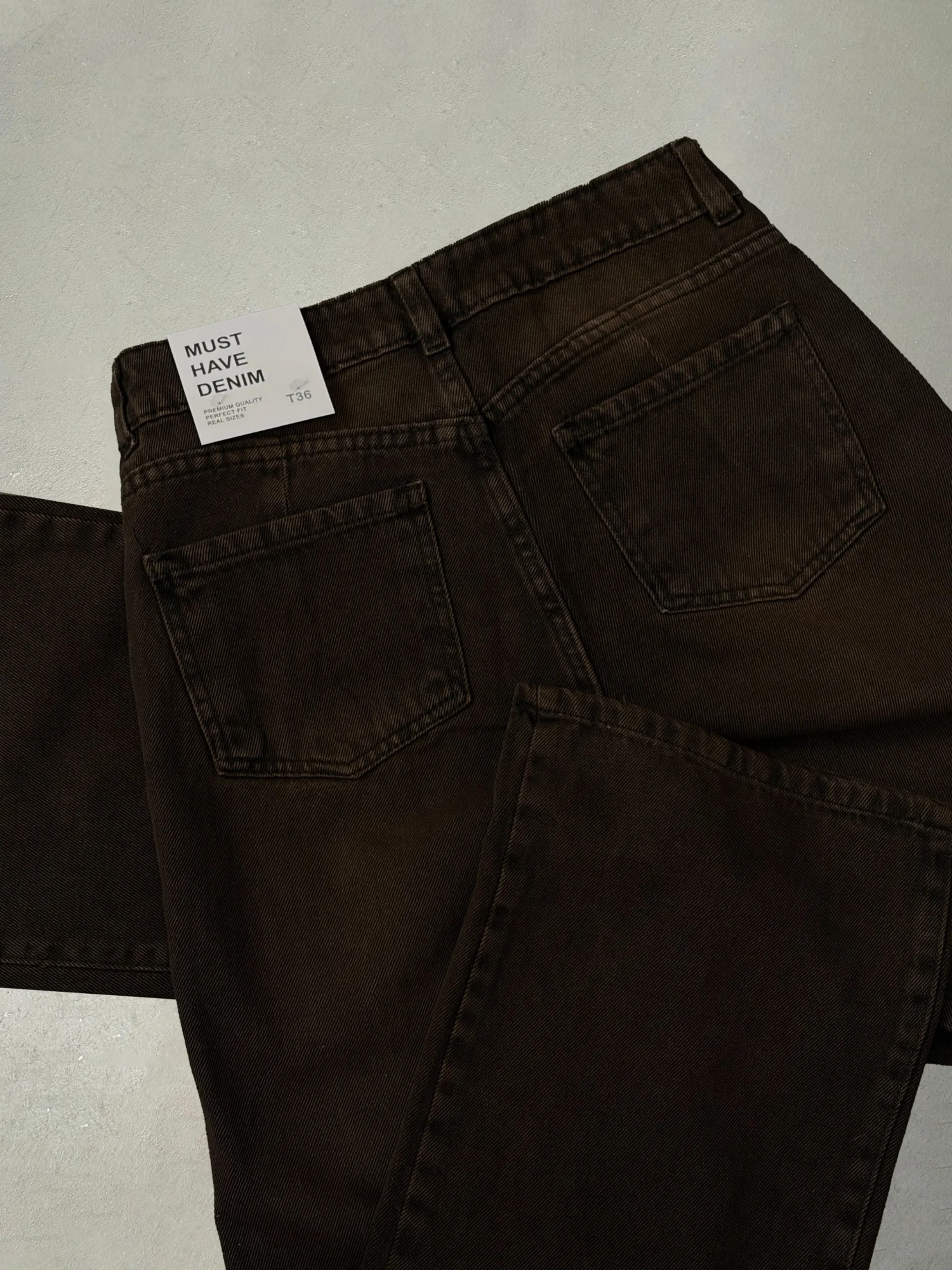 Jean Recto Marrom Localizado Tiro Alto Denim Rigido Premium - Imagen 2