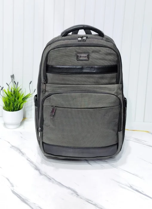 Mochila  Reforzada de Hombre* .impermeable
porta Lapto.
 *con Detalles de Cuero Pu.