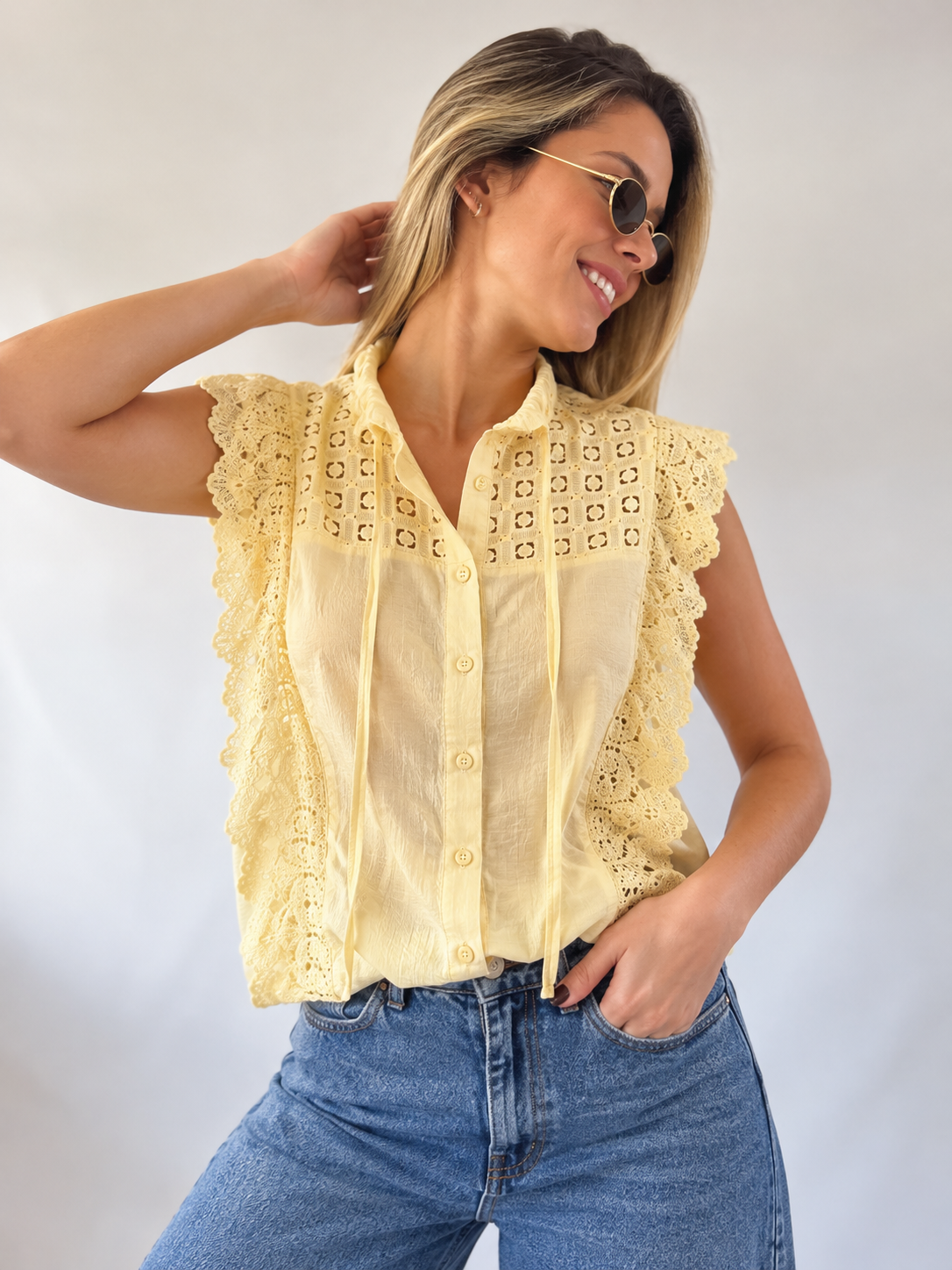Blusa Caro - Retrato%20casual%20con%20blusa%20amarilla%20y%20encaje.png