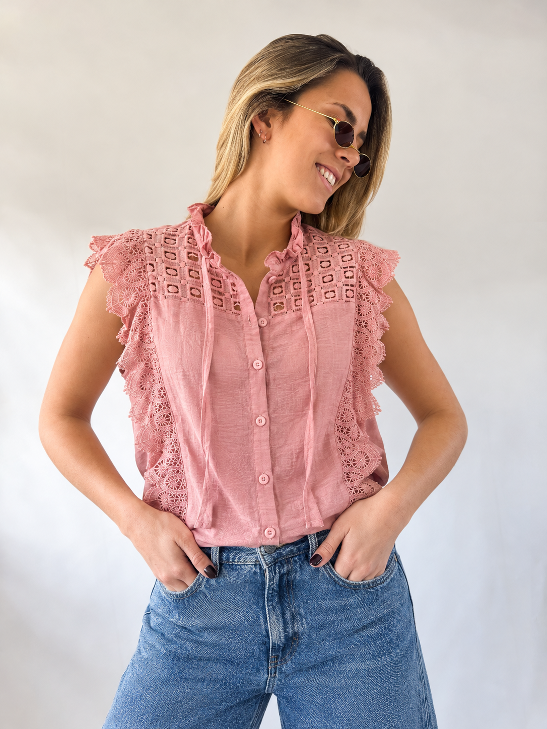 Blusa Caro - Retrato%20casual%20con%20blusa%20rosa%20de%20encaje.png