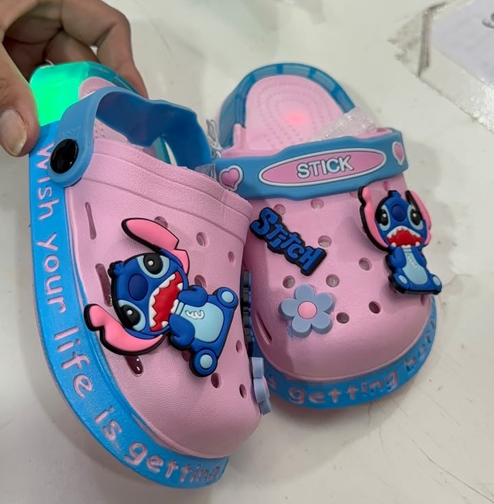 Crocs Stich con Luces - Imagen 3