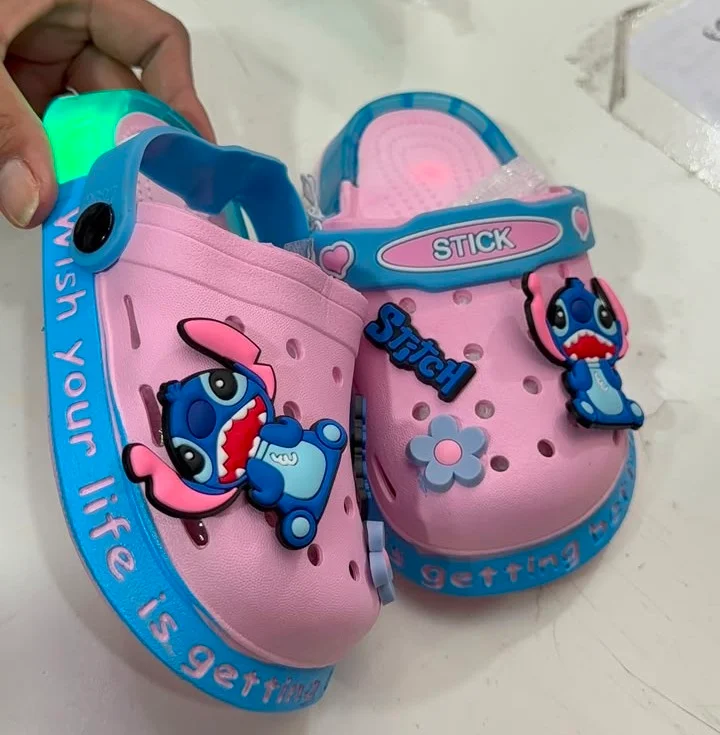 Crocs Stich con Luces - Imagen 3