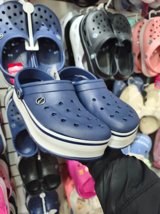 Crocs Ature Azul y Negro