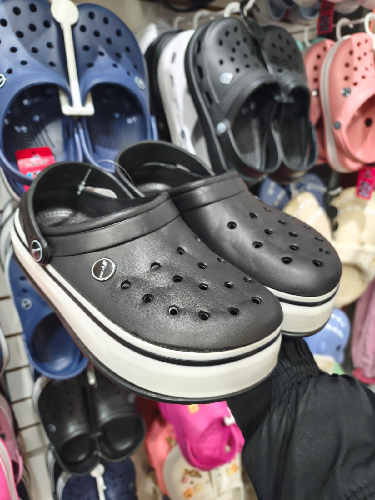 Crocs Ature Azul y Negro - Imagen 2