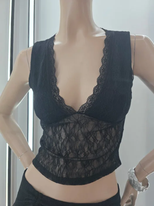 Musculosa Escote V con Puntiila Encaje