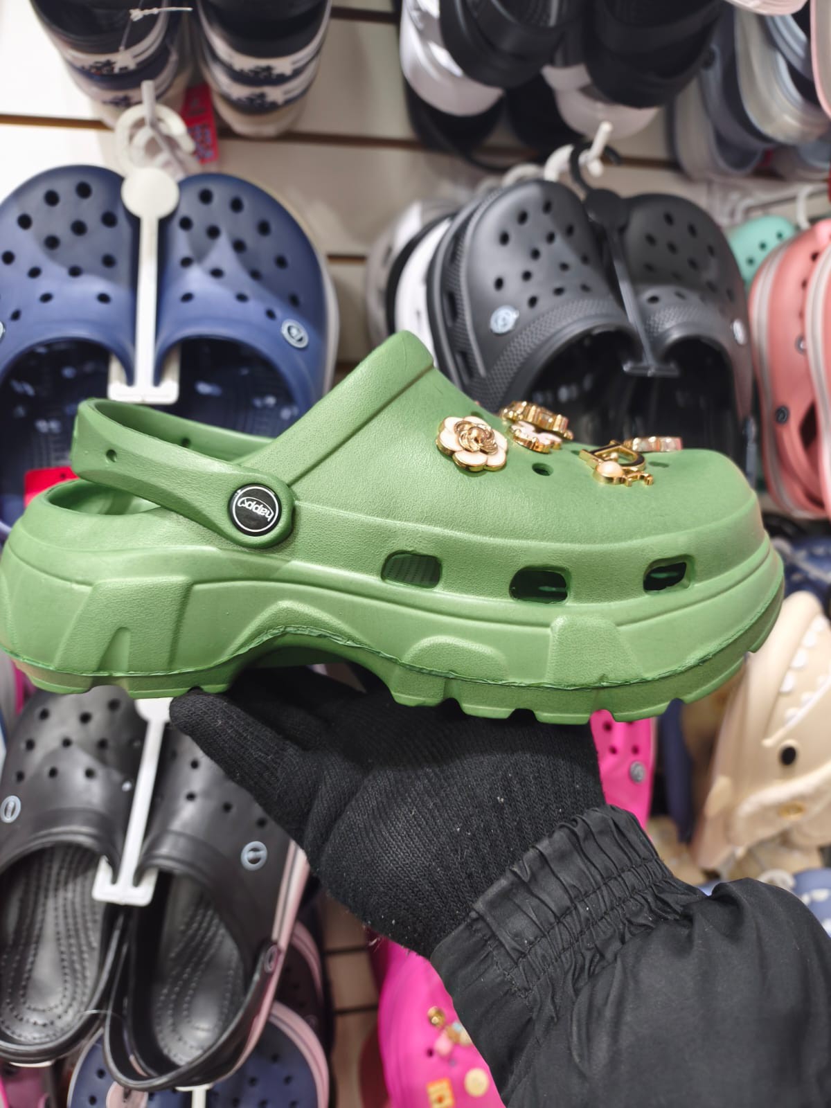 Crocs de Dama con Pin - Imagen 2