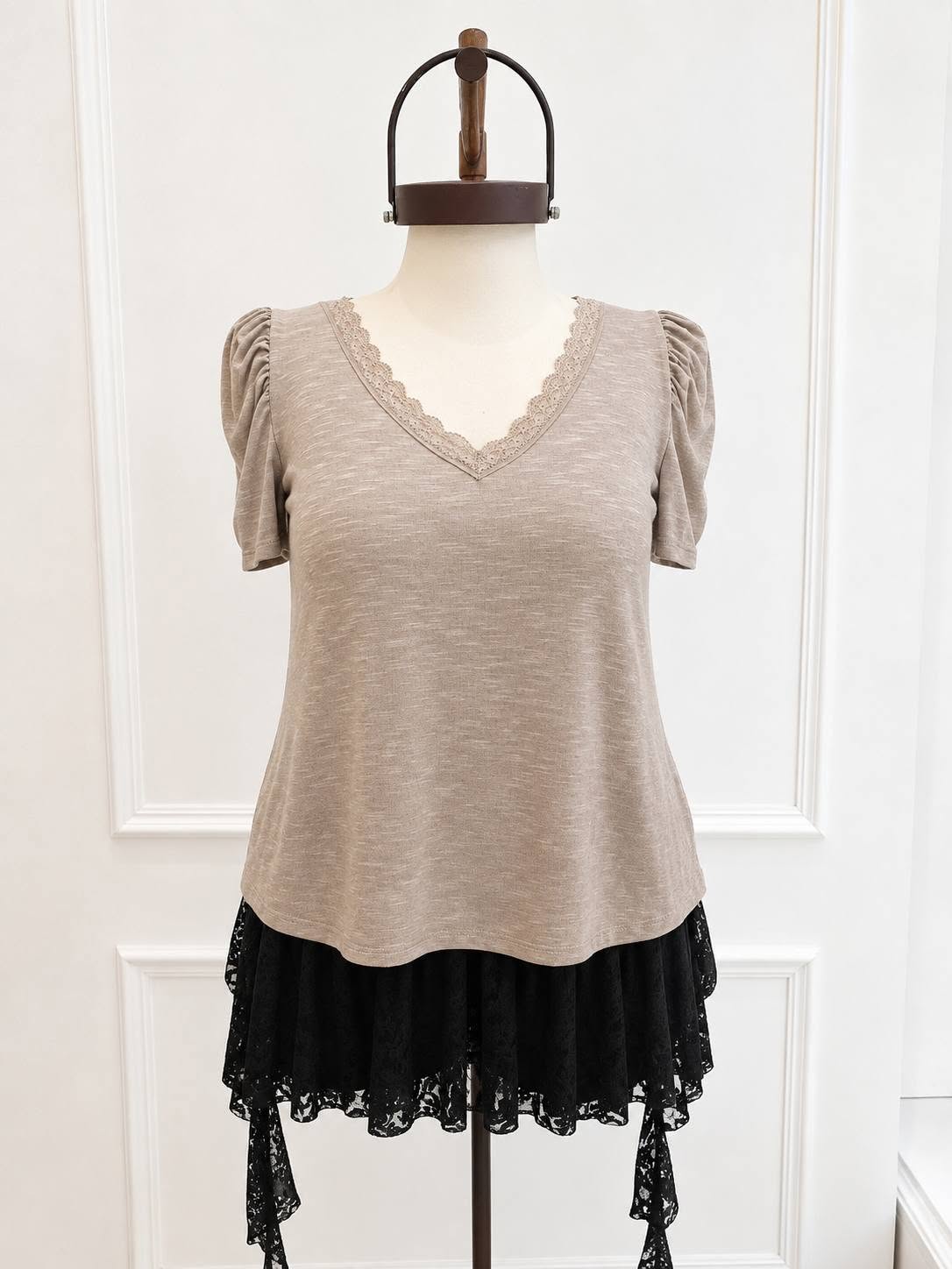 Remera Puntilla Escote V Mangas Princesas Flame - 764654911_2429282297562486_3223063082757123920_n.jpg