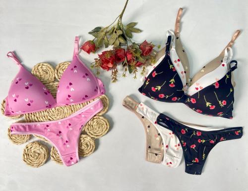Conjunto Triangulito Gamuzado Love