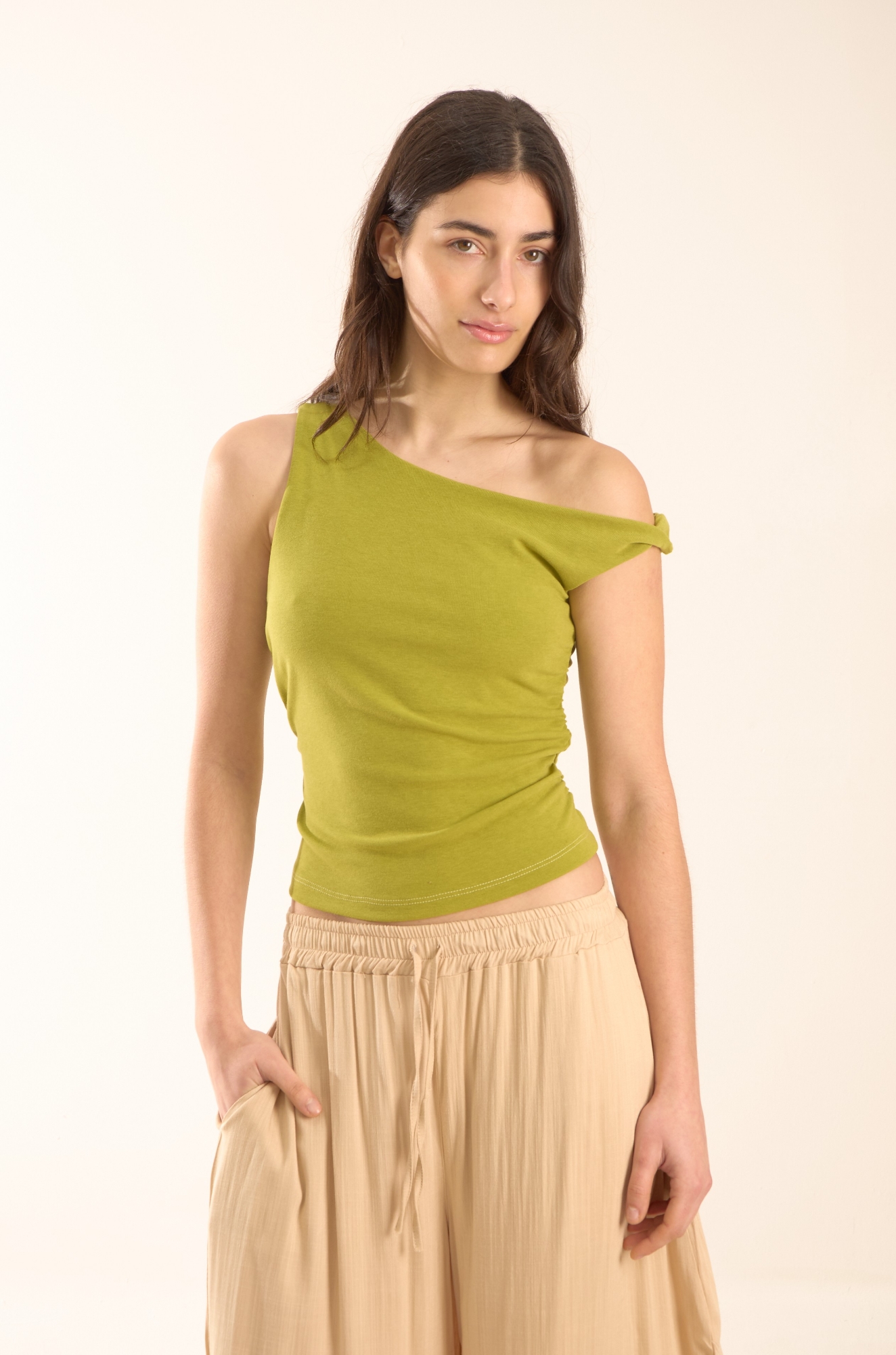 Musculosa de Tejido de Punto de Hombros Irregulares con Torsión y Estático - Imagen 1