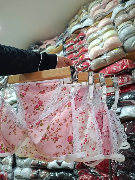 Conjunto Floreado sin Armazon con Puntilla