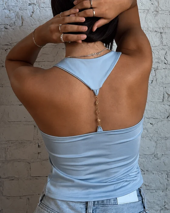 Musculosa Microfibra con Espalda Descubierta y Cadenita