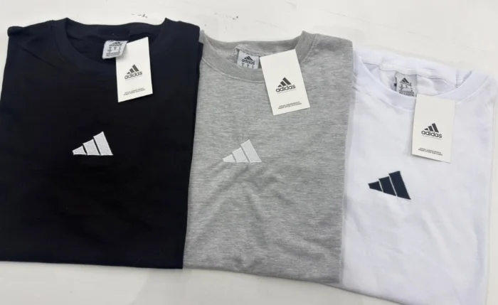 Remera Adi Premiun Bordada de Hombre