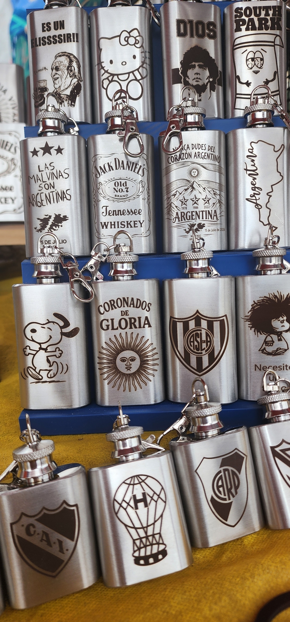 Llaveros Mini Petacas.( Futboll. Anime. Rock. Malvinas) para Souvenirs - Imagen 3
