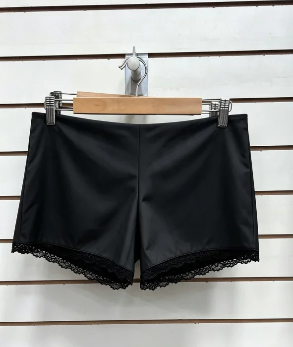 Short Cuerina con Puntilla