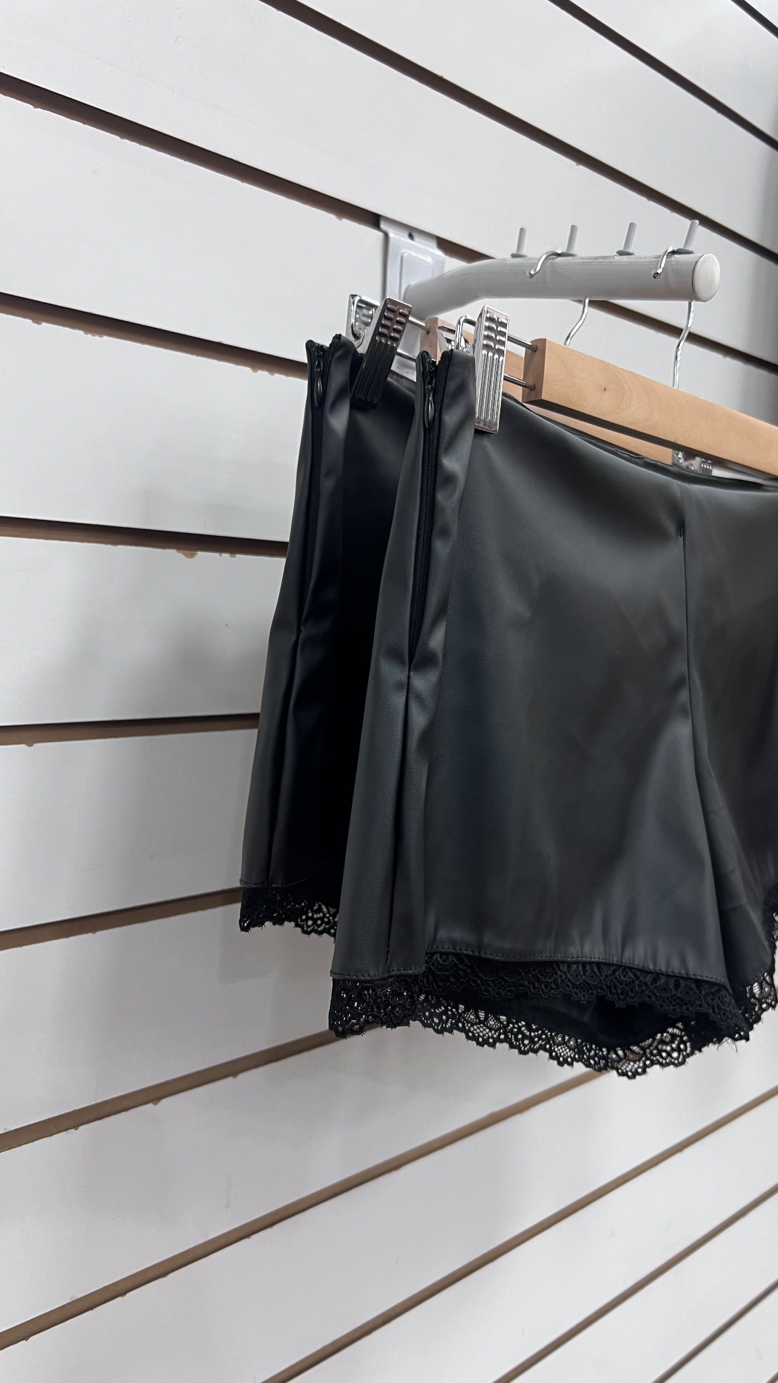 Short Cuerina con Puntilla - Imagen 2