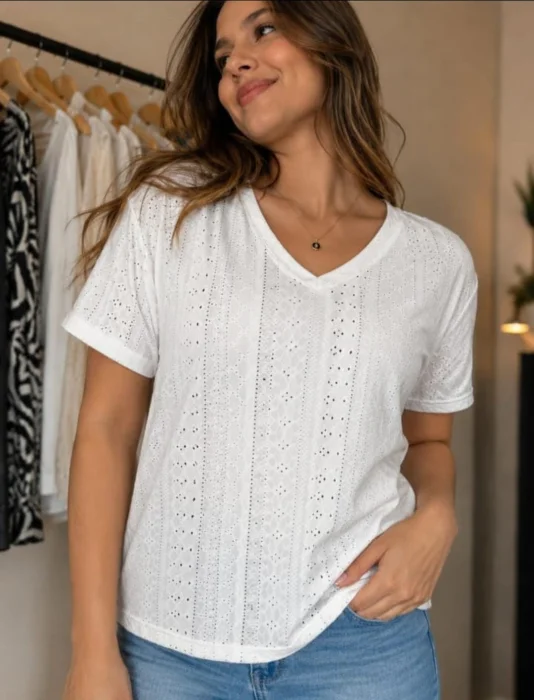Remeras Broderi Cuello en V y Redondo