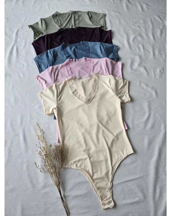Body Cuello V con Puntilla