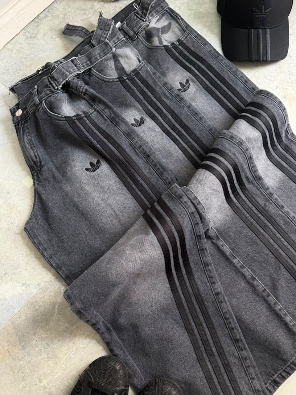 Jeans Adid@s Gris Logo Bordado Calidad Premium - Imagen 3