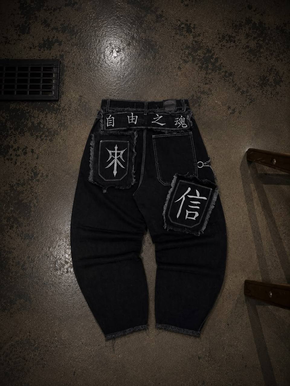 Olazabal Baggy con Bordado Chino y Bigotes - 4920425031381224552.jpg