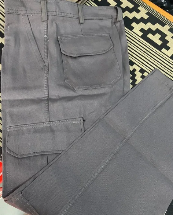 Pantalón Cargo Gris Triple Costura
