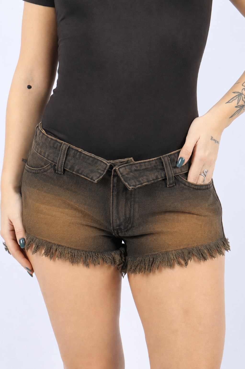 Short Tiro bajo Cintura Bolcada, Matizado Madera (art 073) - ChatGPT%20Image%2021%20ago%202026%2C%2008_37_53%20-%20copia.png
