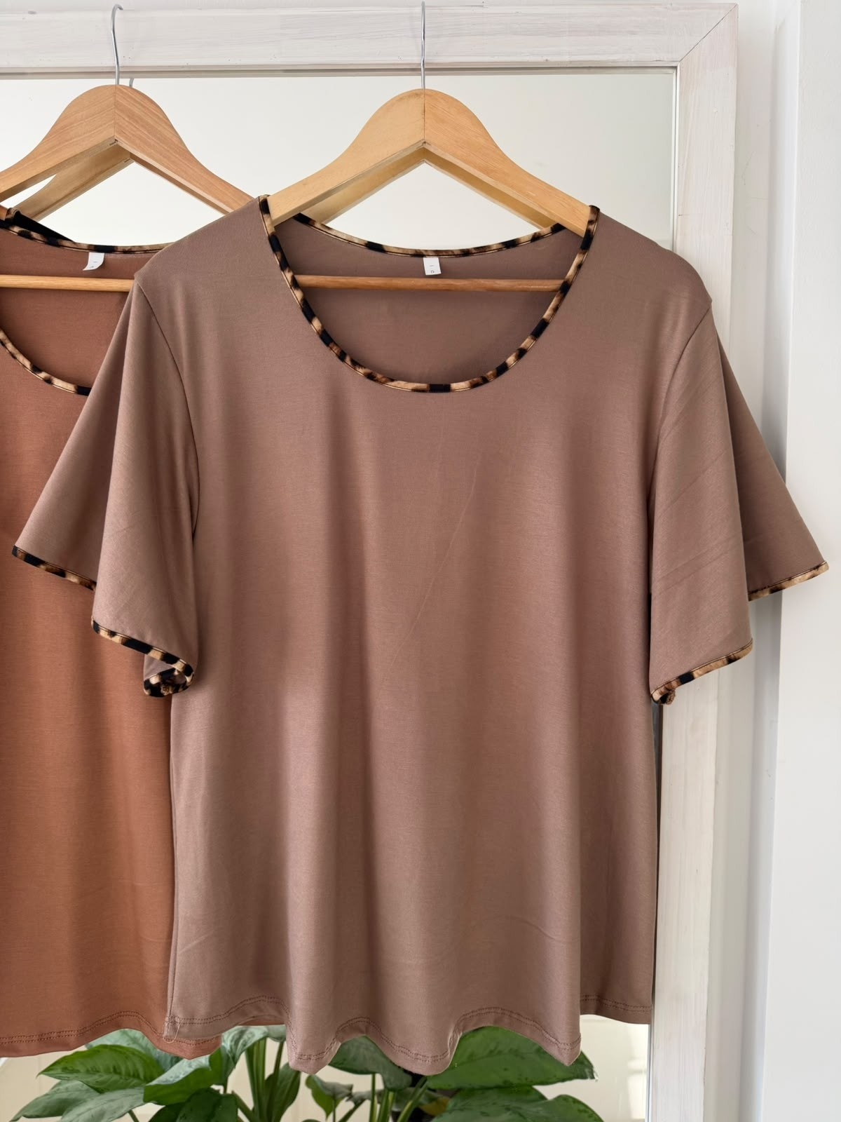 Remeras de Modal Viscosa con Terminaciones en Animal Print - Imagen 2