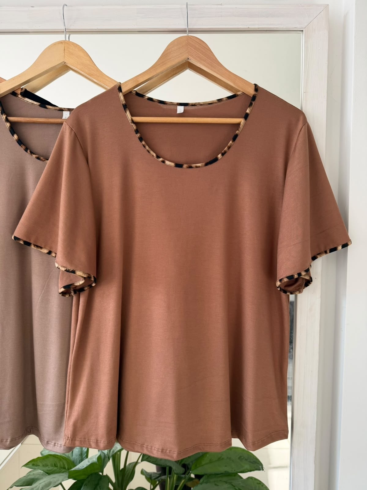 Remeras de Modal Viscosa con Terminaciones en Animal Print - Imagen 3