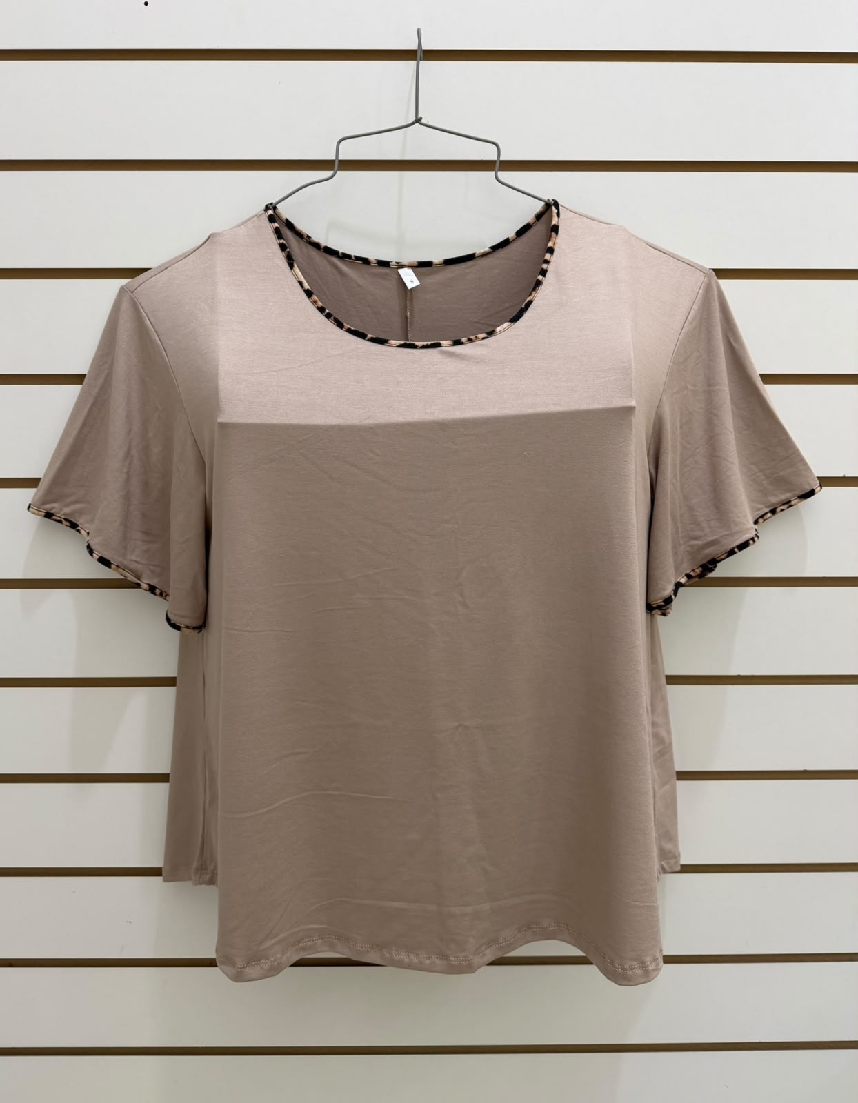 Remeras de Modal Viscosa con Terminaciones en Animal Print - Imagen 5