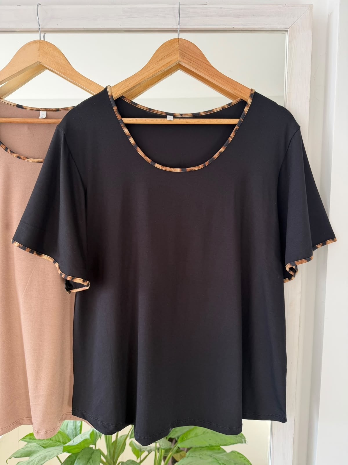 Remeras de Modal Viscosa con Terminaciones en Animal Print - Imagen 4
