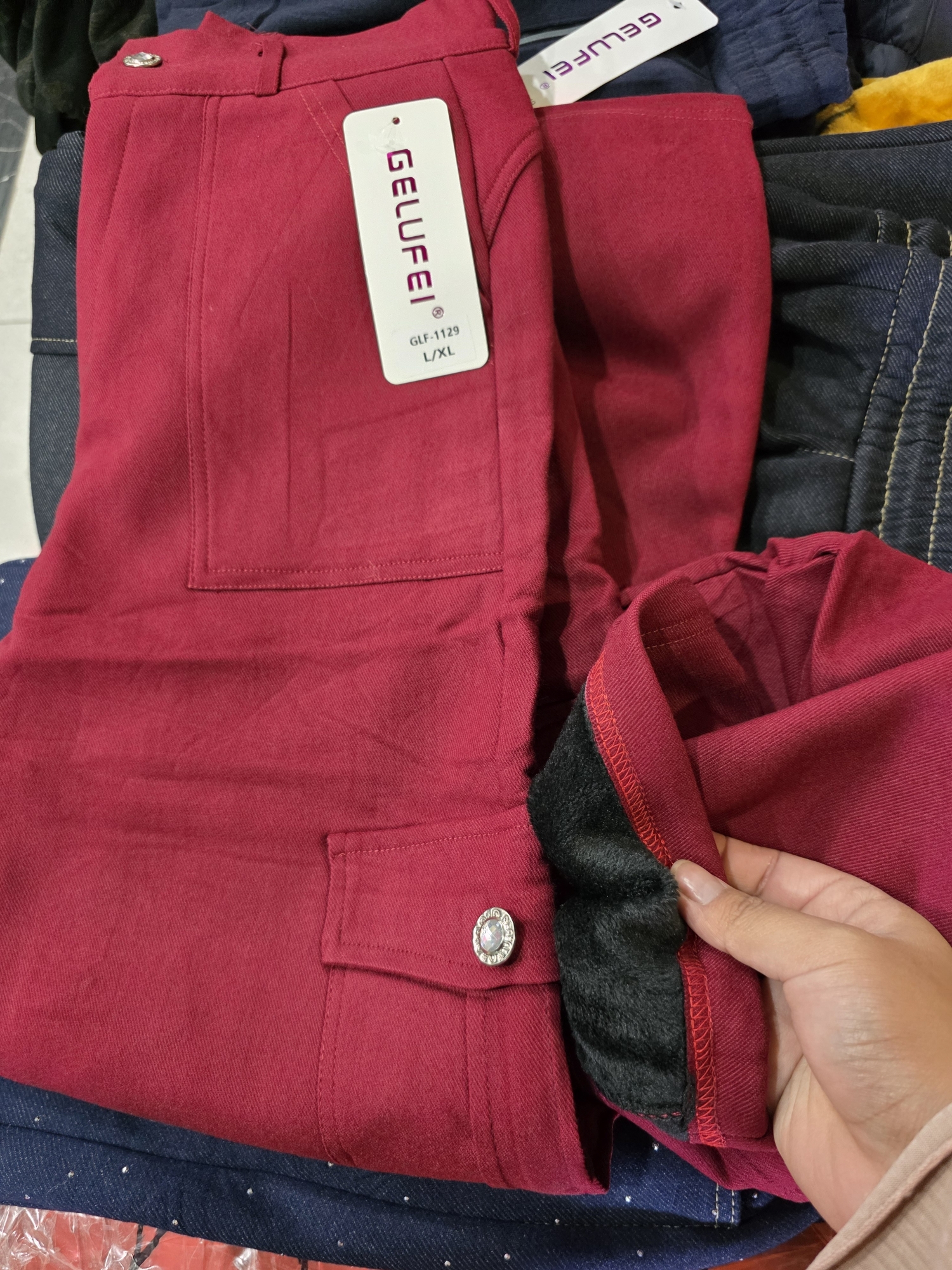 Pantalon Vengalina con Pinzas y Corte Estilo Corazon - Imagen 3