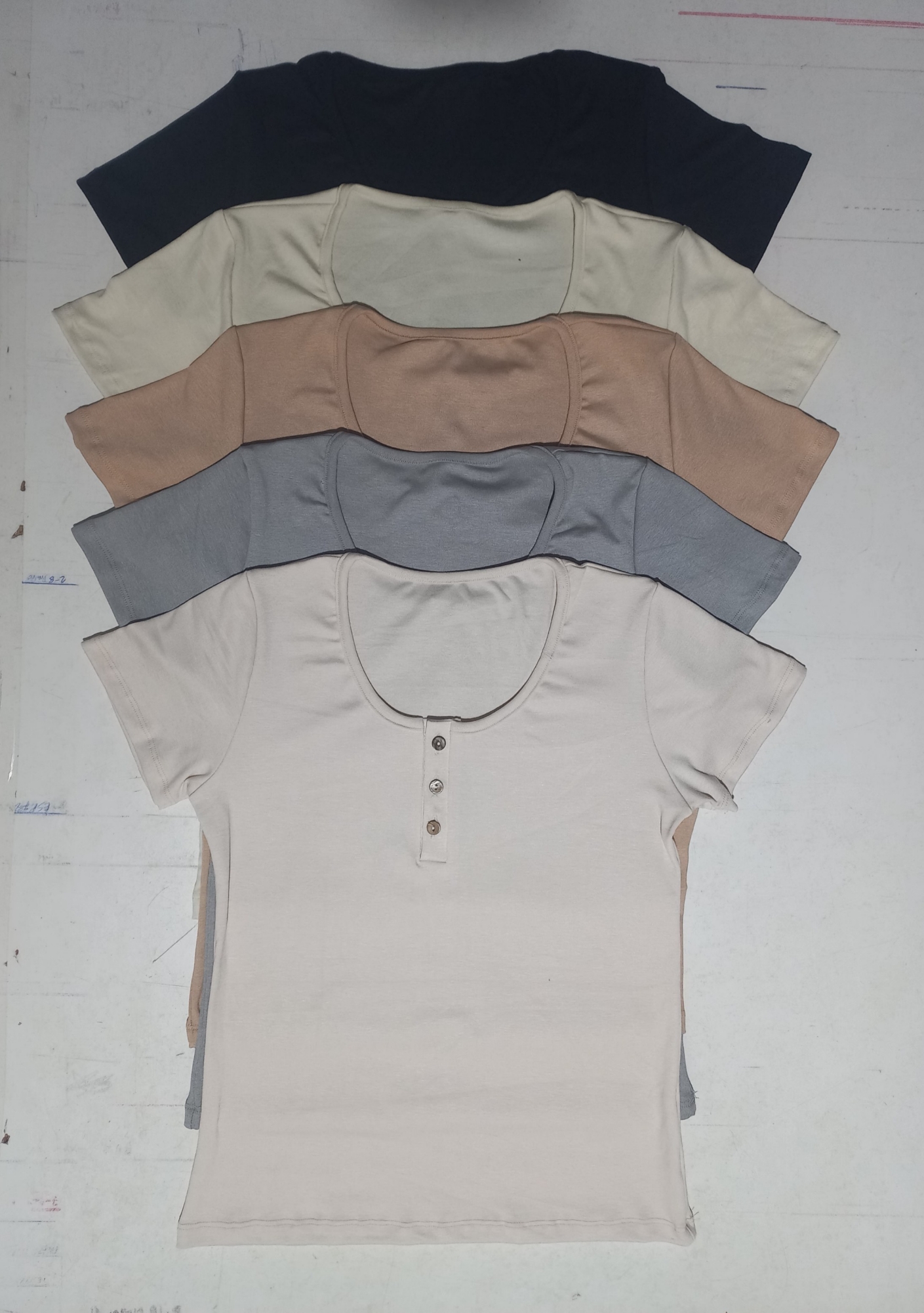 Remera con Boton - Imagen 2