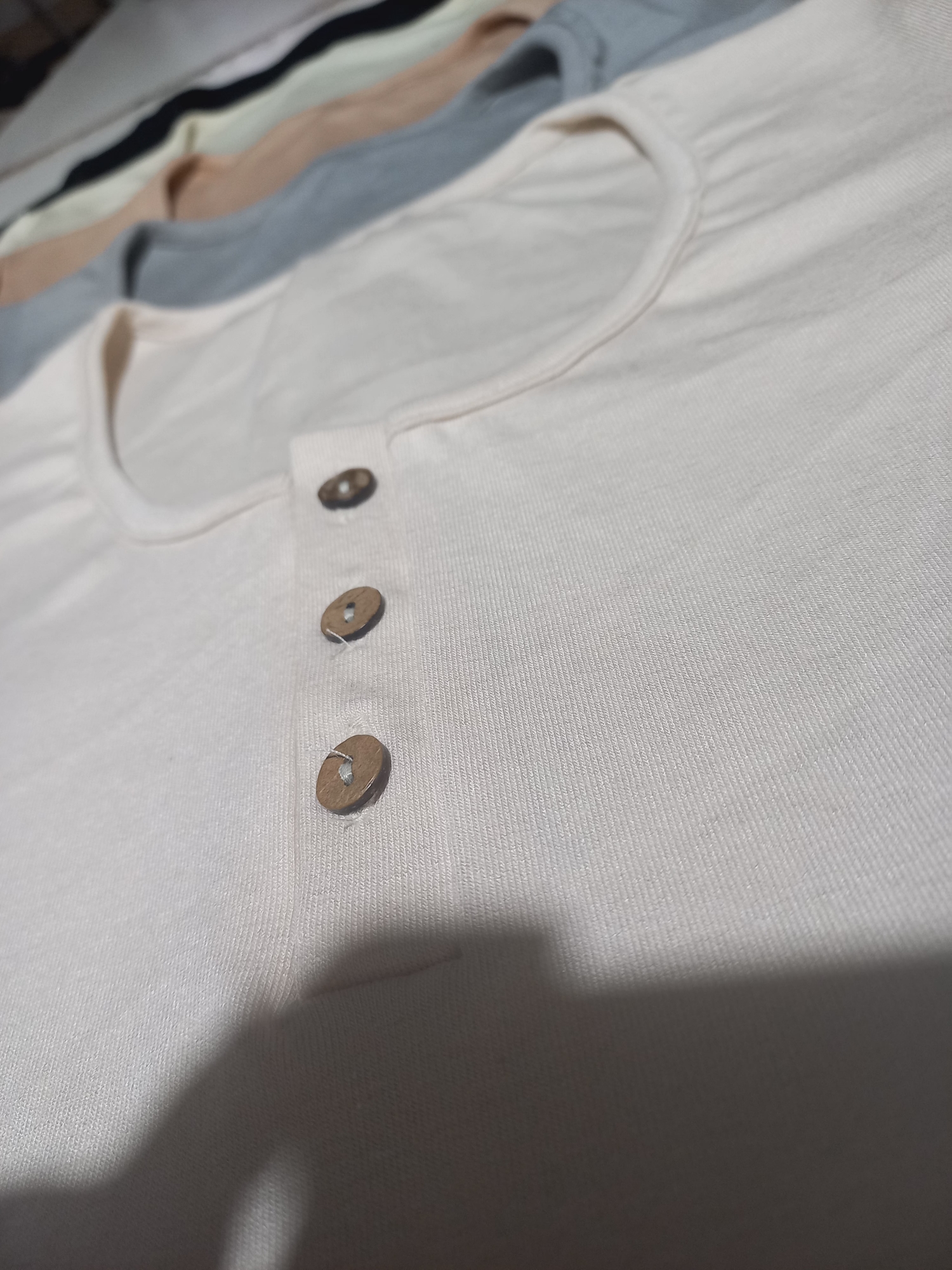 Remera con Boton - Imagen 3