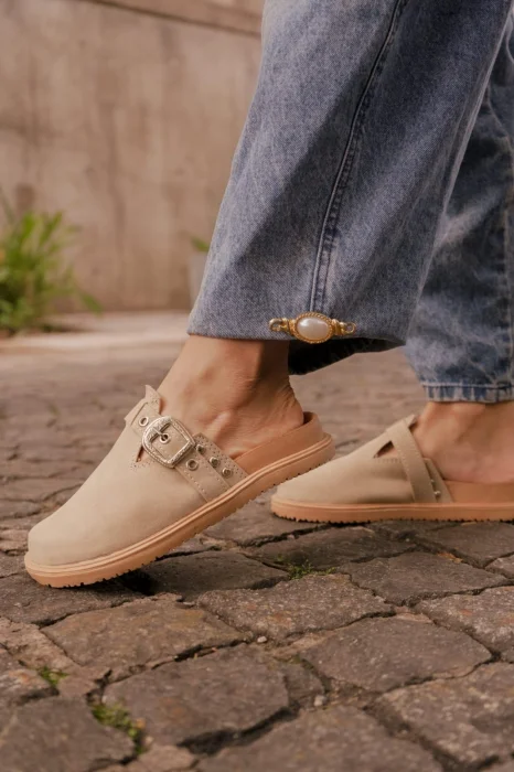 Zuecos Olivia Vison Gamuza con Tachas y Hebillas