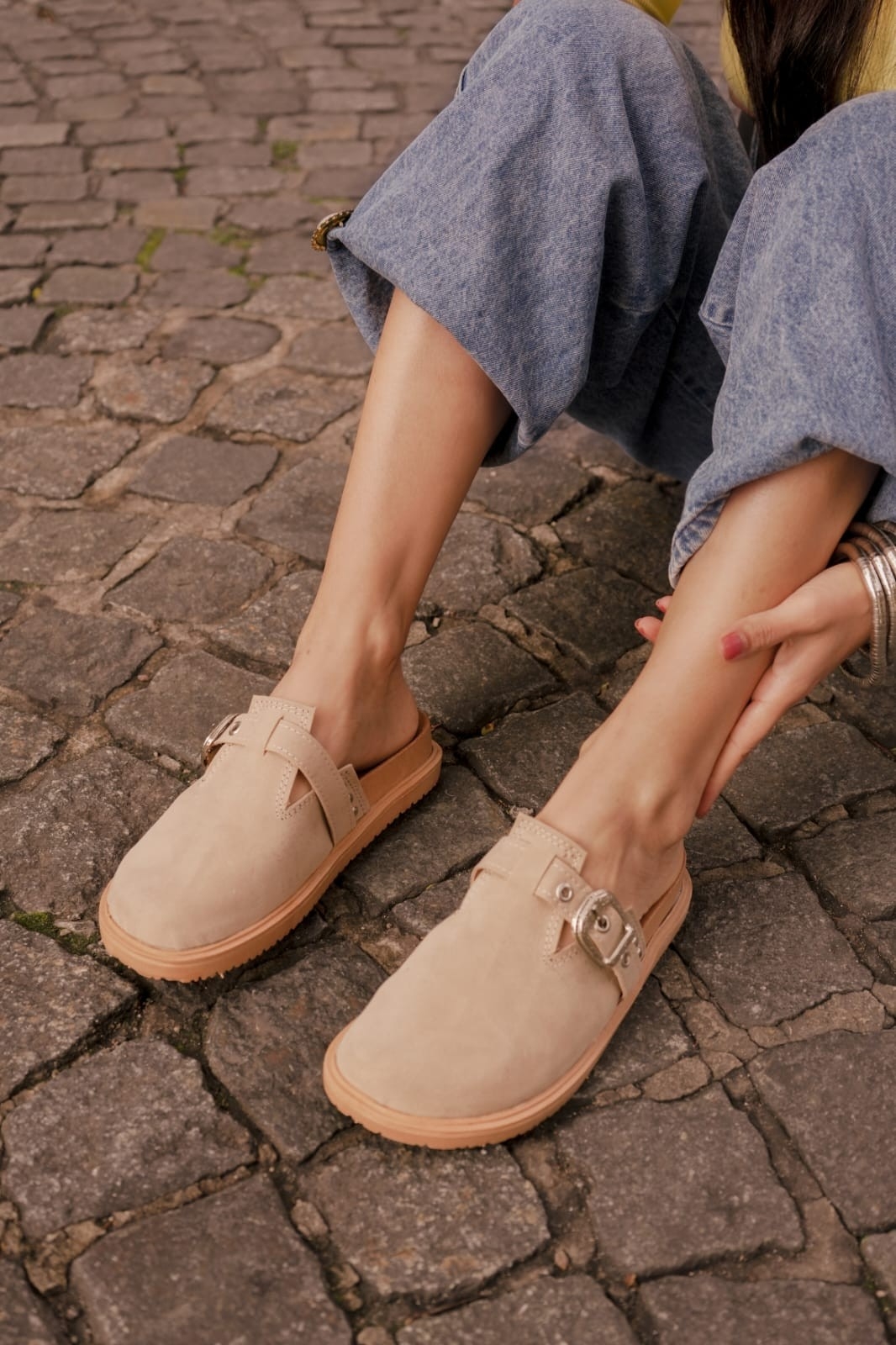 Zuecos Olivia Vison Gamuza con Tachas y Hebillas - Imagen 2