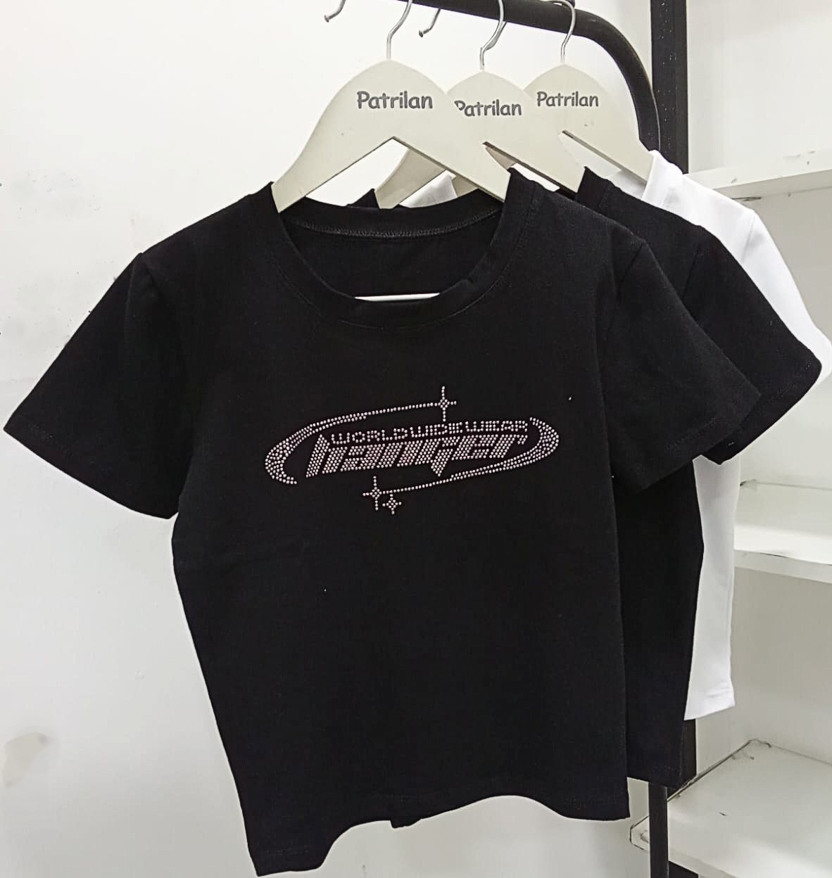 Remeras Cortas Negro y Blanca con Diferente Diceño - Imagen 2